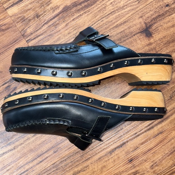 Kelsi Dagger Black Leather Loafers with Slip-On Design - Picture 4 of 9
